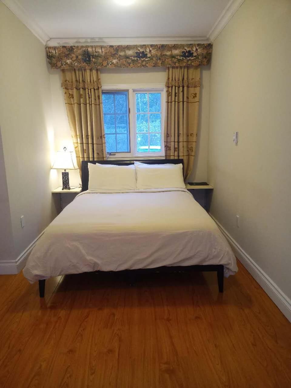 Lakeside Private Suite-Queen Bed Room Tottenham ภายนอก รูปภาพ